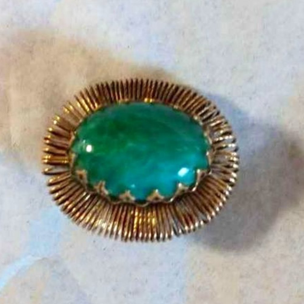 VTG PERIOD STYLE GOLD TONE AND LARGE GREEN MARBLED CABACHON BROOCH 1950S